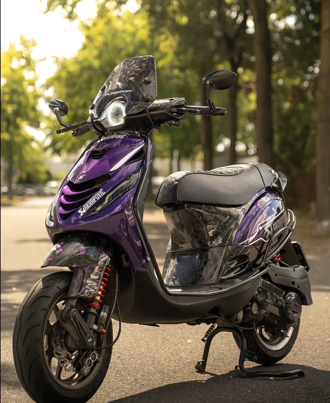 Piaggio Zip SP met SP mono-voorvork, professioneel gespoten in candy red