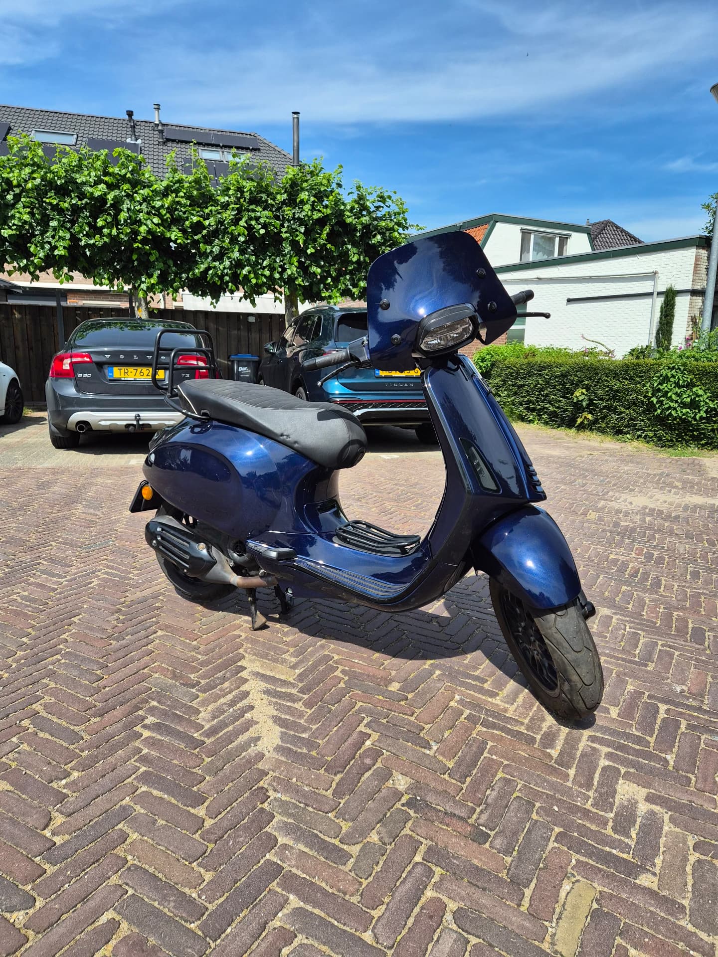 Vespa scooter professioneel gespoten in metallic blauw